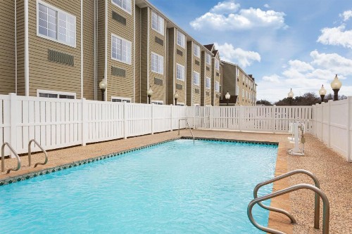 Super 8 by Wyndham San Antonio Airport North - image 9