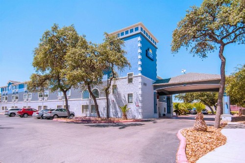 Days Inn & Suites by Wyndham San Antonio North/Stone Oak - image 2