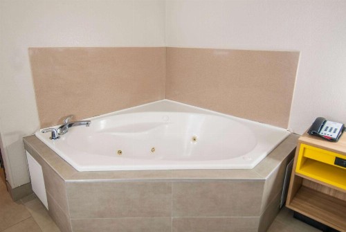 Days Inn & Suites by Wyndham San Antonio North/Stone Oak - image 35