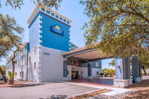 Days Inn & Suites by Wyndham San Antonio North/Stone Oak - image 4