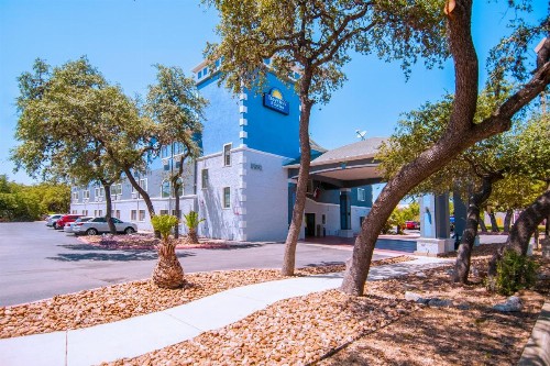 Days Inn & Suites by Wyndham San Antonio North/Stone Oak - image 43