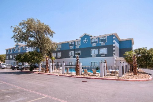 Days Inn & Suites by Wyndham San Antonio North/Stone Oak - image 5