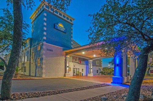 Days Inn & Suites by Wyndham San Antonio North/Stone Oak - image 8