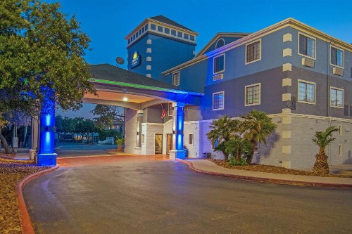 Days Inn & Suites by Wyndham San Antonio North/Stone Oak - image 9