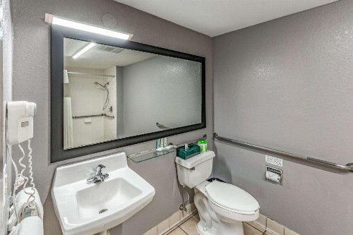 Quality Inn I-10 East near AT&T Center - image 31