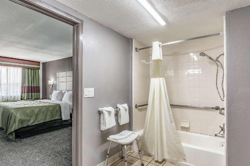 Quality Inn I-10 East near AT&T Center - image 37