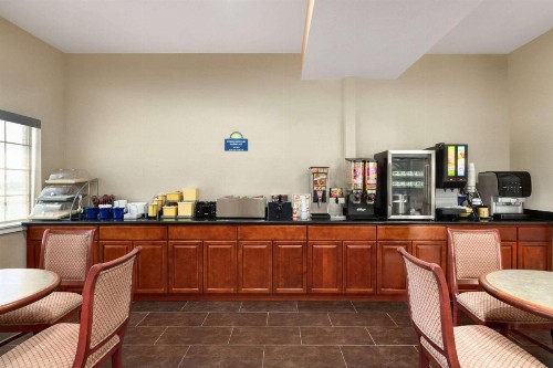 Days Inn by Wyndham San Antonio Near Fiesta Park - image 10