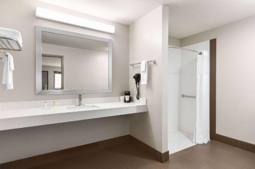 Days Inn by Wyndham San Antonio Near Fiesta Park - image 3