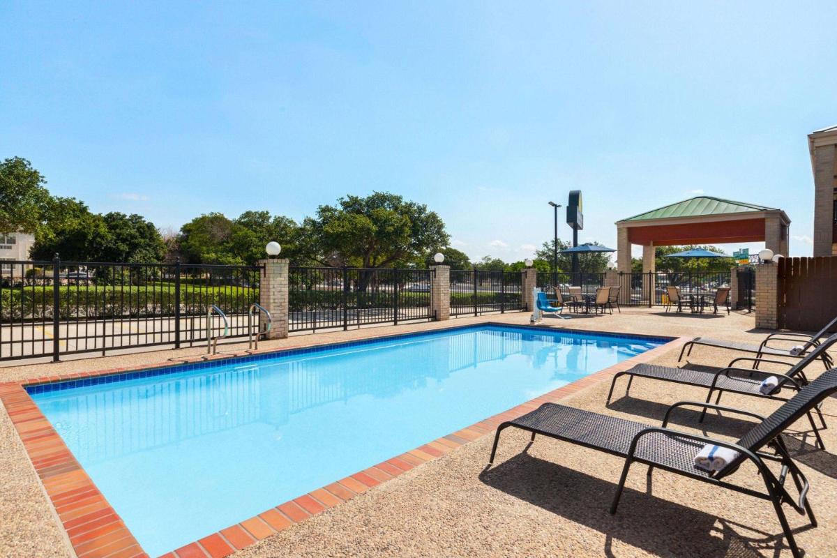 Days Inn by Wyndham San Antonio Near Fiesta Park - image 4