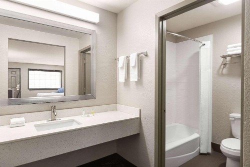Days Inn by Wyndham San Antonio Near Fiesta Park - image 7