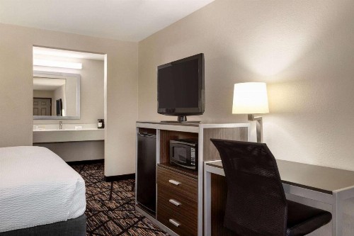 Days Inn by Wyndham San Antonio Near Fiesta Park - image 8