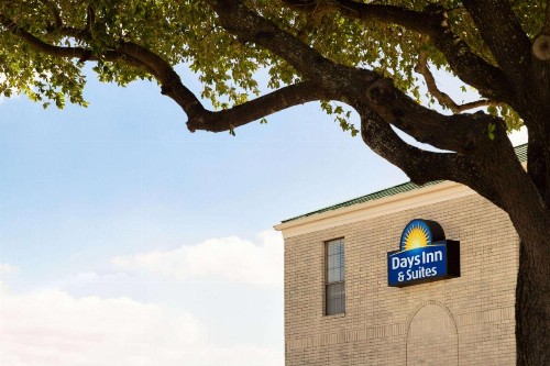 Days Inn by Wyndham San Antonio Near Fiesta Park - image 9