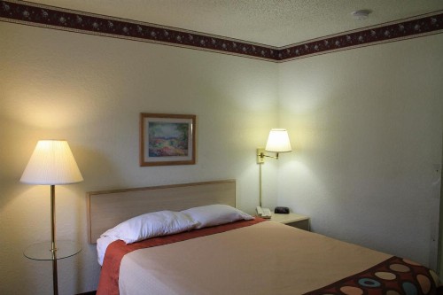 Super 8 by Wyndham San Antonio/Fiesta - image 18