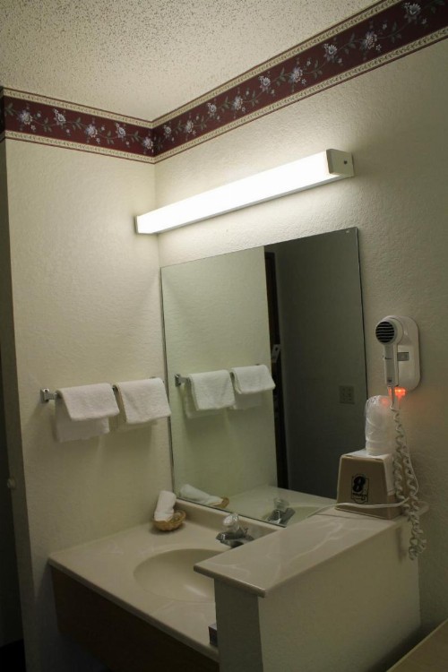 Super 8 by Wyndham San Antonio/Fiesta - image 20
