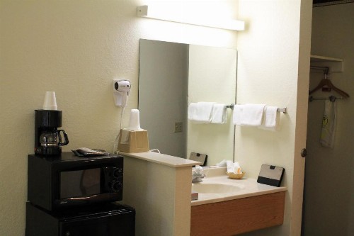 Super 8 by Wyndham San Antonio/Fiesta - image 23
