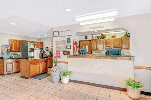 Super 8 by Wyndham San Antonio/Fiesta - image 3