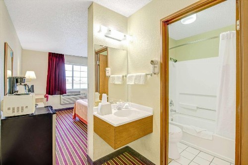 Super 8 by Wyndham San Antonio/Fiesta - image 9