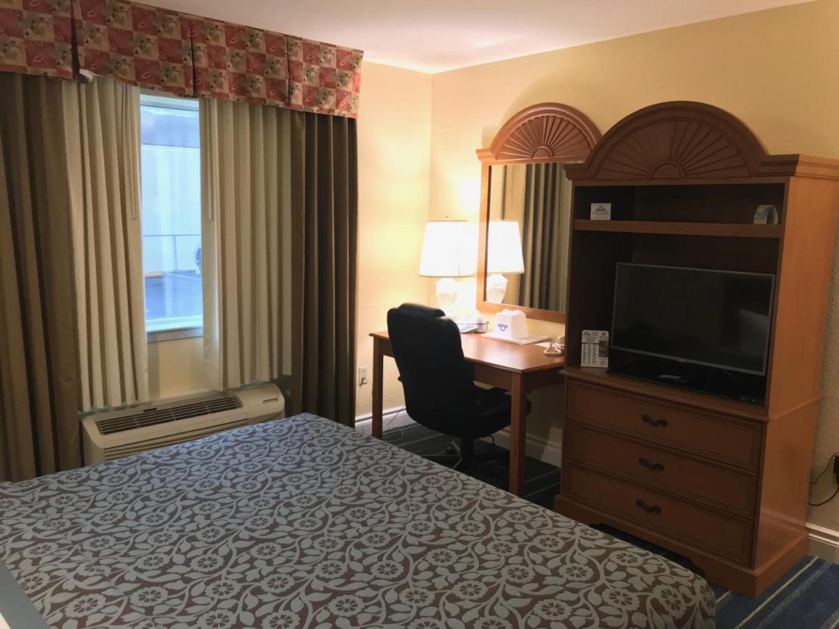 Days Inn by Wyndham San Antonio Airport - image 5