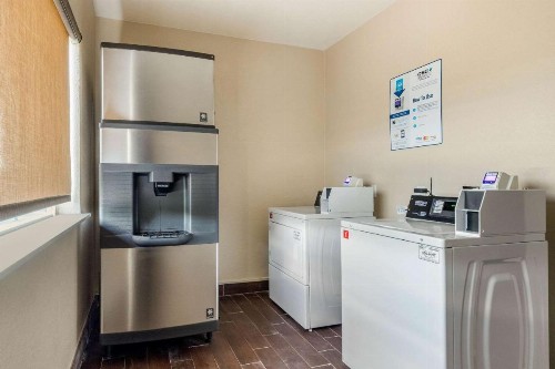 Comfort Suites Airport North - image 11