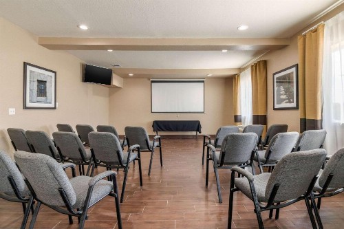 Comfort Suites Airport North - image 13