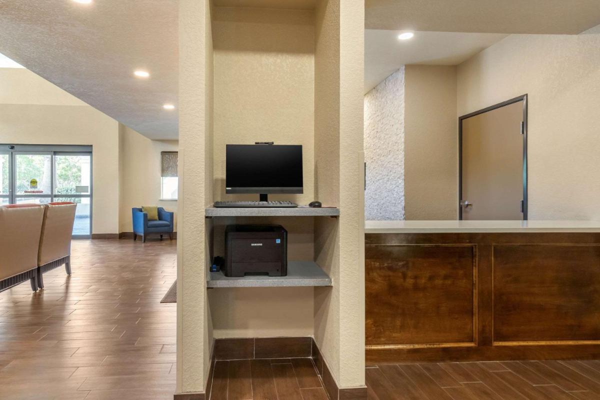 Comfort Suites Airport North - image 2