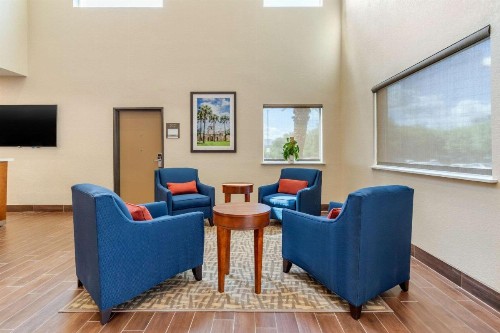 Comfort Suites Airport North - image 32