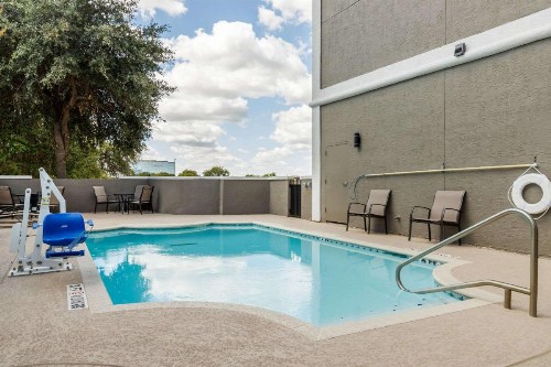 Comfort Suites Airport North - image 6