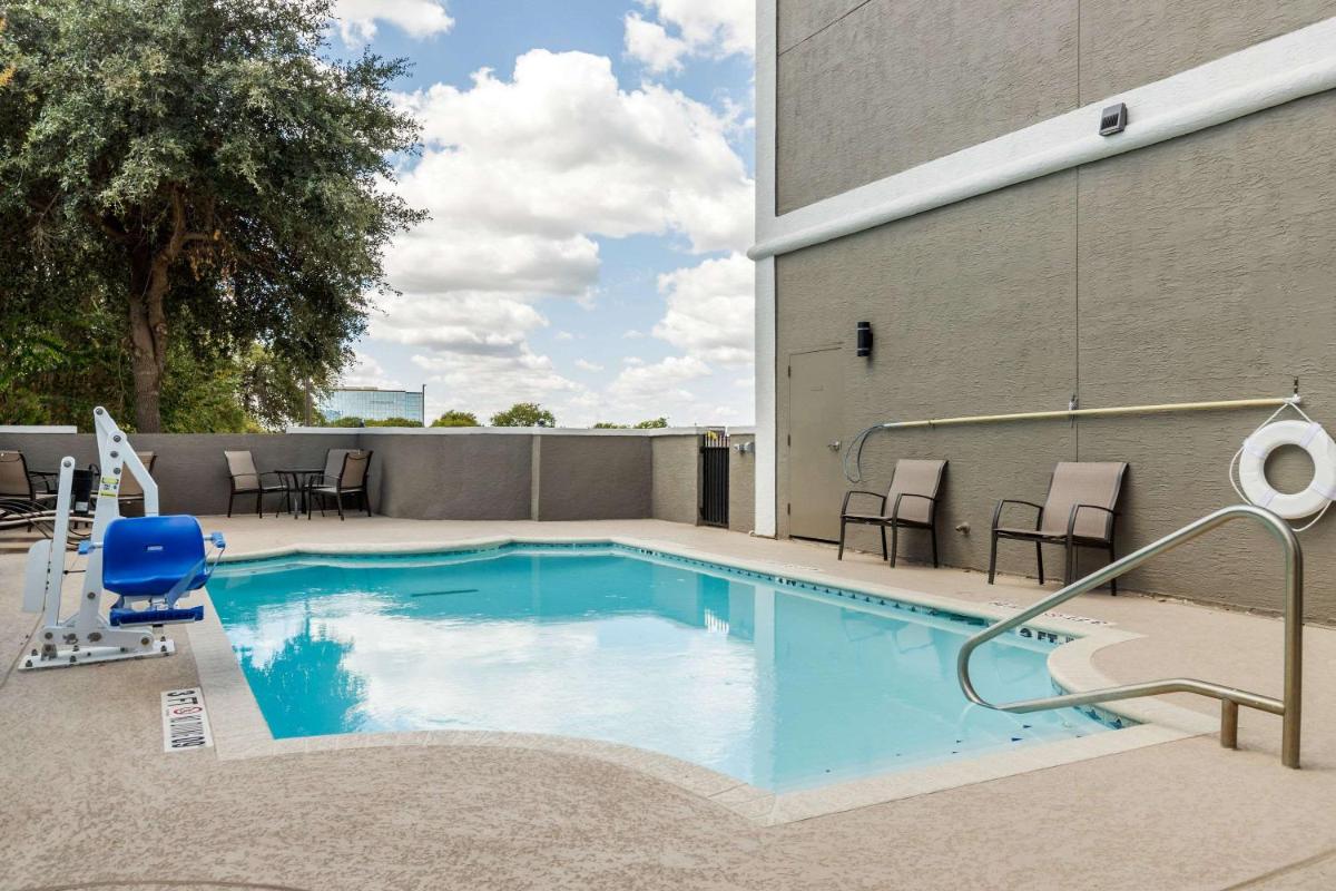 Comfort Suites Airport North - image 6