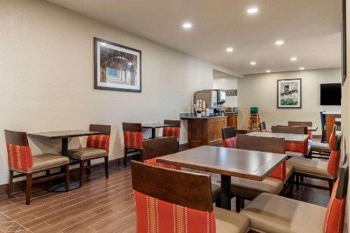 Comfort Suites Airport North - image 9