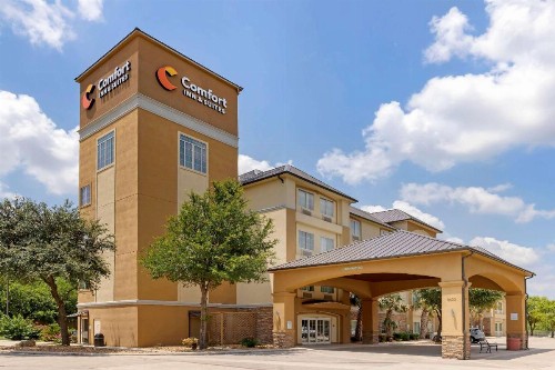 Comfort Inn & Suites Near Six Flags & Medical Center - image 10