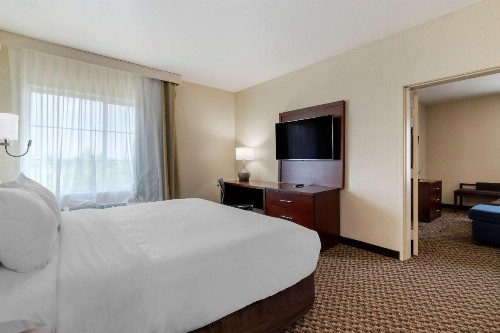 Comfort Inn & Suites Near Six Flags & Medical Center - image 15