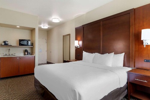 Comfort Inn & Suites Near Six Flags & Medical Center - image 19