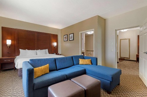 Comfort Inn & Suites Near Six Flags & Medical Center - image 20