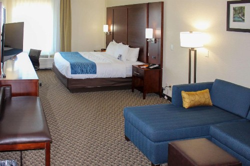 Comfort Inn & Suites Near Six Flags & Medical Center - image 27