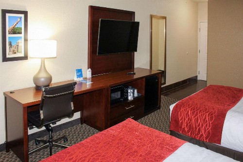 Comfort Inn & Suites Near Six Flags & Medical Center - image 3