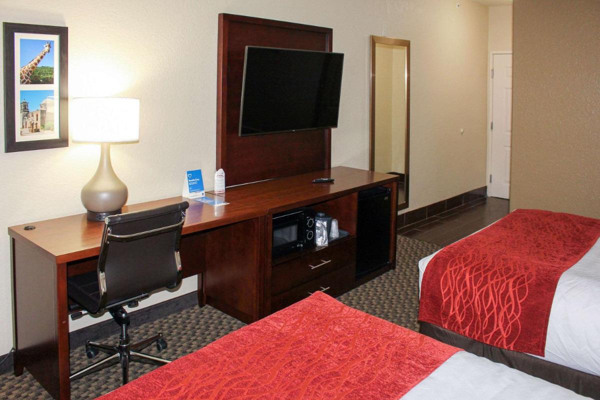 Comfort Inn & Suites Near Six Flags & Medical Center - image 3