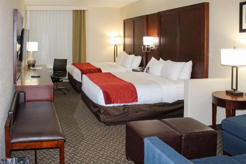 Comfort Inn & Suites Near Six Flags & Medical Center - image 32