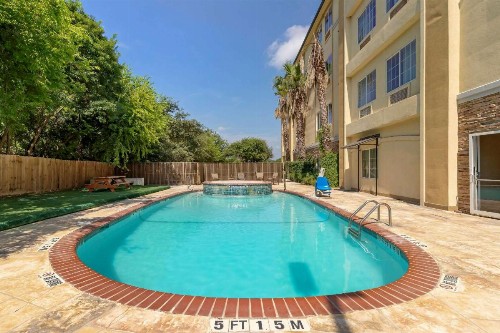 Comfort Inn & Suites Near Six Flags & Medical Center - image 33