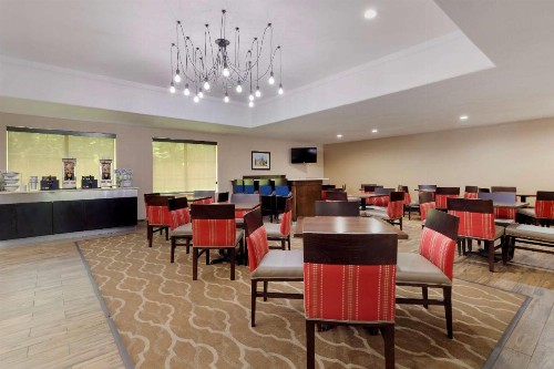 Comfort Inn & Suites Near Six Flags & Medical Center - image 36