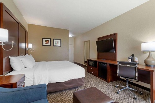 Comfort Inn & Suites Near Six Flags & Medical Center - image 38