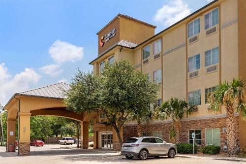 Comfort Inn & Suites Near Six Flags & Medical Center - image 41