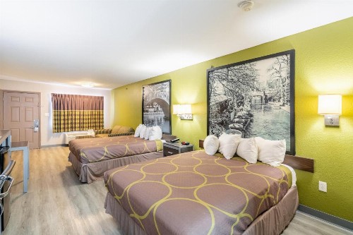 Super 8 by Wyndham San Antonio/Riverwalk Area - image 2
