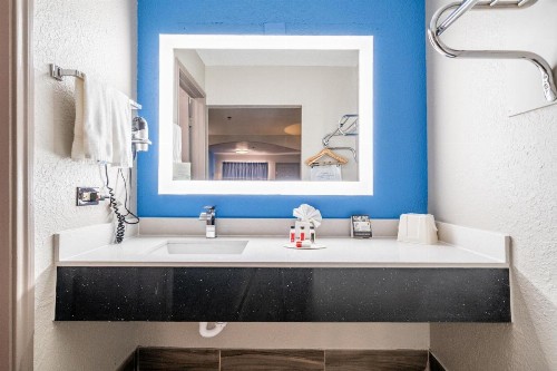 Super 8 by Wyndham San Antonio/Riverwalk Area - image 21