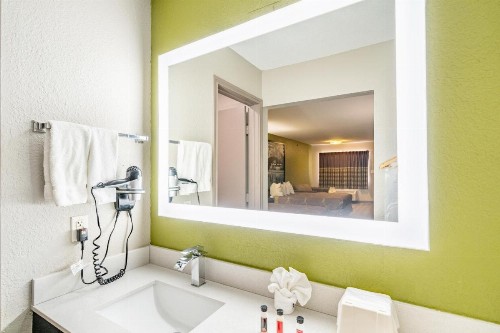 Super 8 by Wyndham San Antonio/Riverwalk Area - image 3