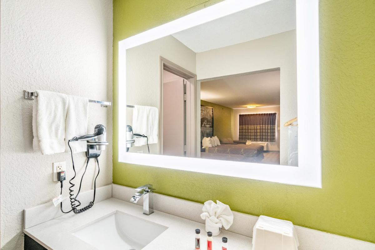 Super 8 by Wyndham San Antonio/Riverwalk Area - image 3