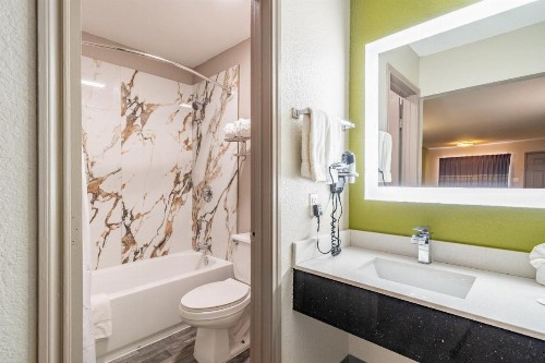 Super 8 by Wyndham San Antonio/Riverwalk Area - image 32