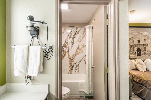 Super 8 by Wyndham San Antonio/Riverwalk Area - image 35