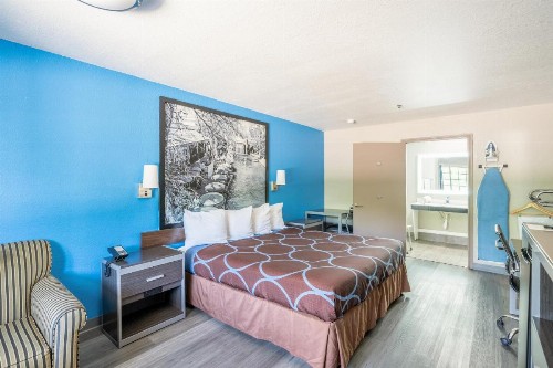 Super 8 by Wyndham San Antonio/Riverwalk Area - image 36