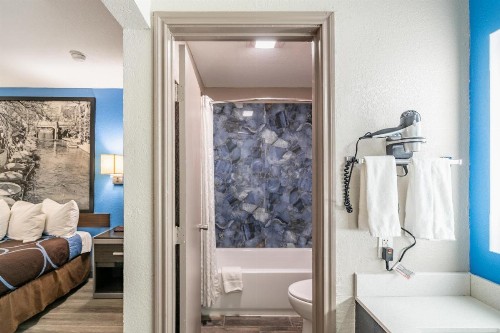 Super 8 by Wyndham San Antonio/Riverwalk Area - image 40