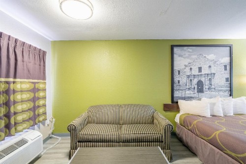 Super 8 by Wyndham San Antonio/Riverwalk Area - image 42